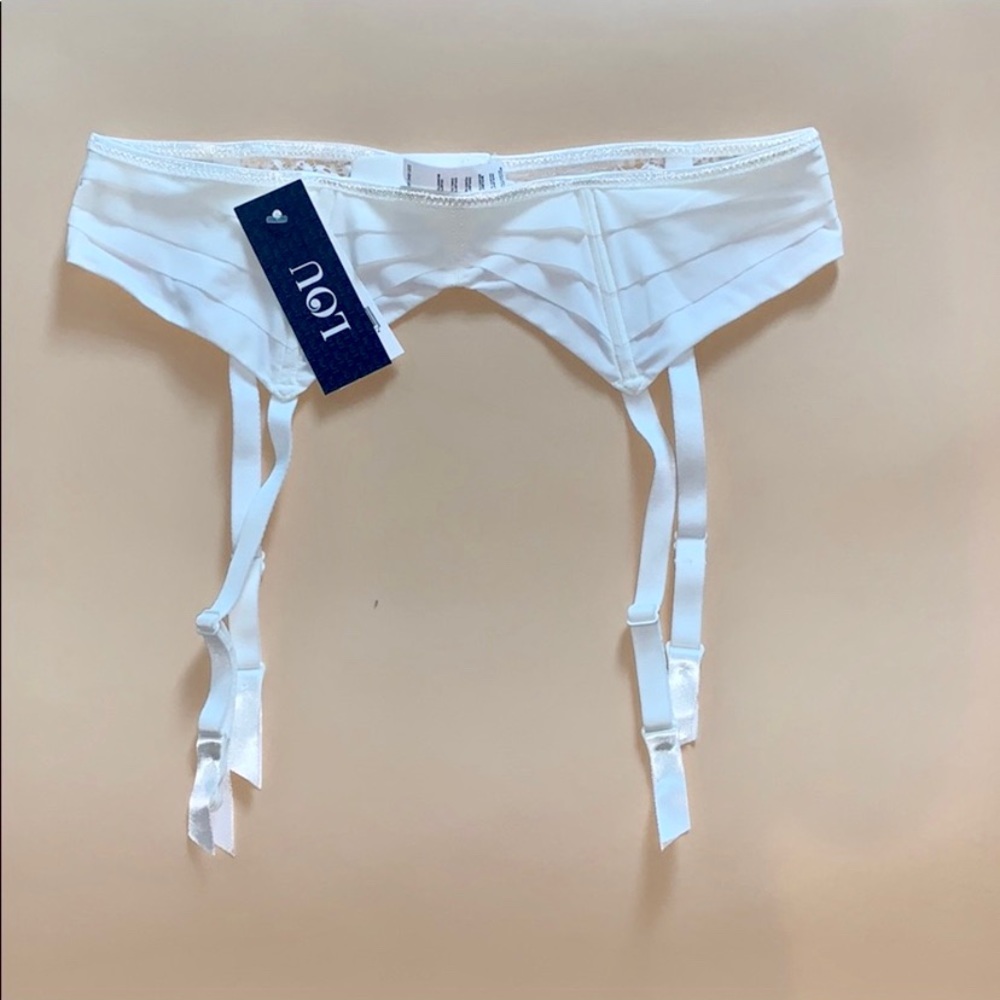 NWT. White lace garter belt.